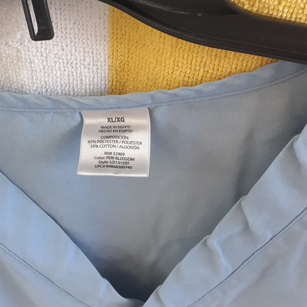 Grey scrub top - Picture 2 of 3
